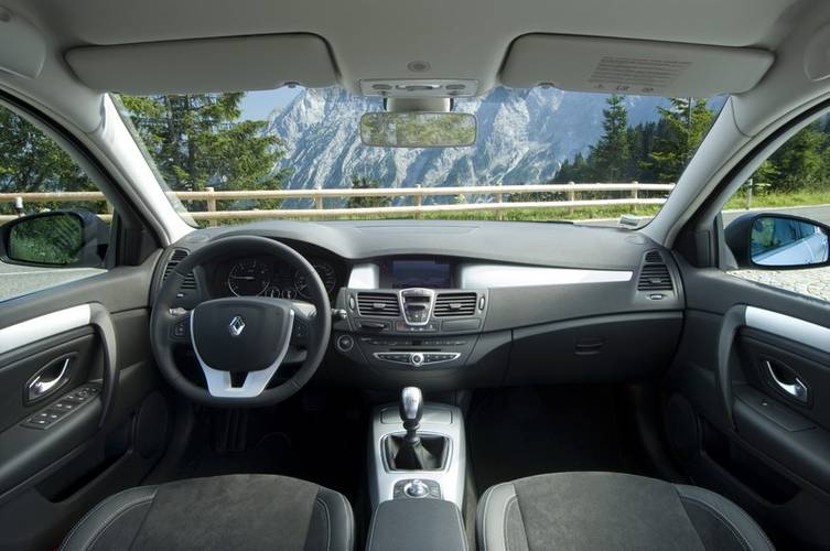 Interno di una Renault Latitude L70 2011