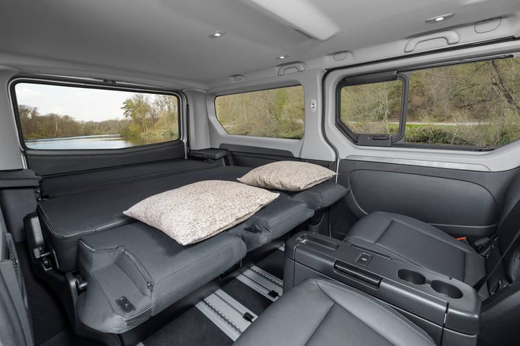 Renault Trafic SpaceClass facelift 2022 rear folding seats