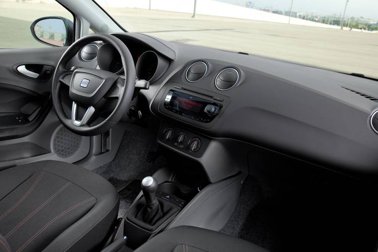 Interno di una Seat Ibiza 6J 2010