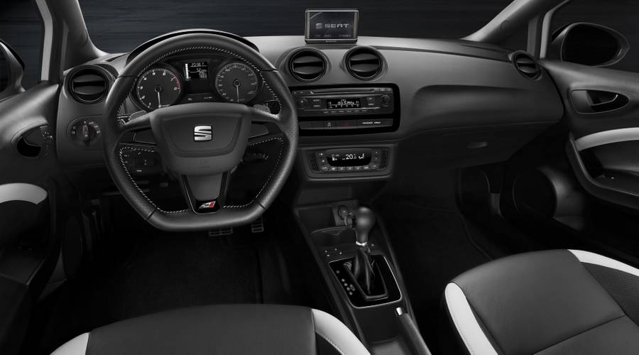 Seat Ibiza 6J facelift 2012 Cupra interiér