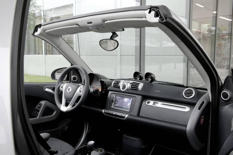 Interno di una Smart Fortwo W451 facelift 2011