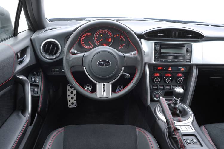 Interno di una Subaru BRZ ZC6 2013