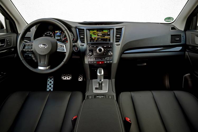 Interno di una Subaru Legacy BR facelift 2013