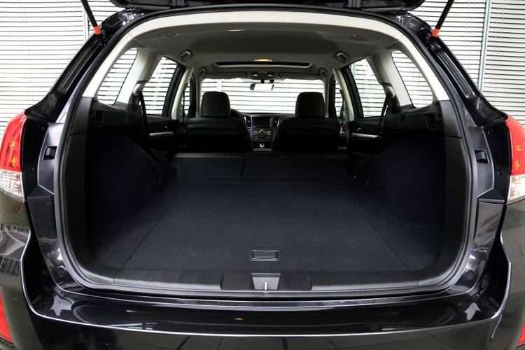 Subaru Outback BR facelift 2014 plegados los asientos traseros