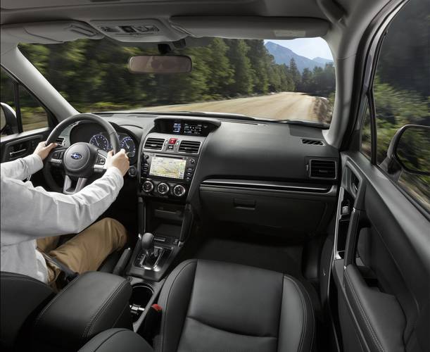 Subaru Forester SJ facelift 2016 interiér