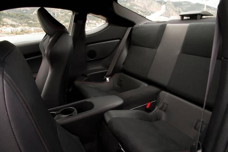 Subaru BRZ ZC6 facelift 2019 rear seats