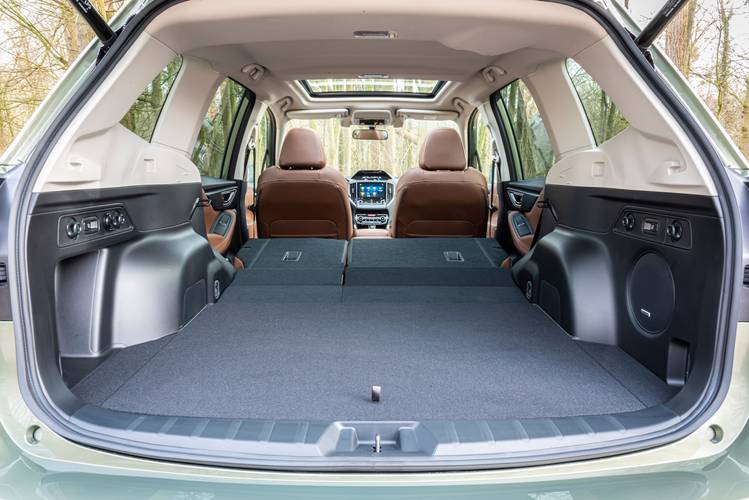 Subaru Forester SK 2021 plegados los asientos traseros
