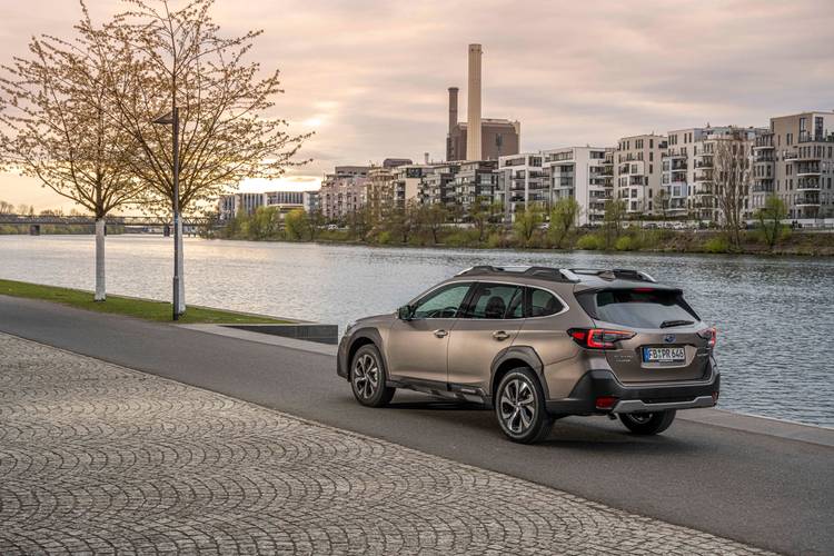 Subaru Outback BT 2021 familiar