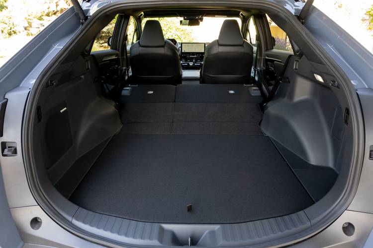 Subaru Solterra 2023 plegados los asientos traseros