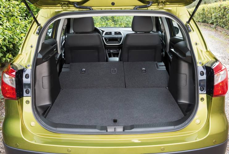 Suzuki SX4 S-Cross 2014 plegados los asientos traseros