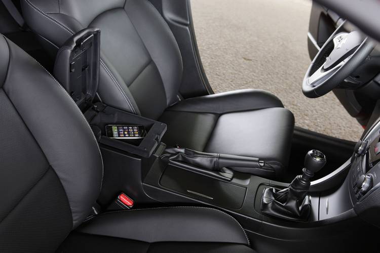 Suzuki Kizashi FR Sport 2010 front seats