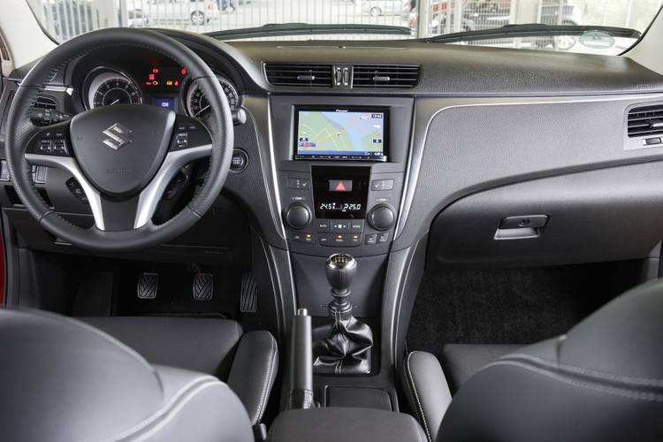 Suzuki Kizashi FR Sport 2010 intérieur