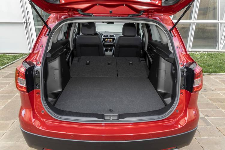 Suzuki S-Cross JY facelift 2018 plegados los asientos traseros
