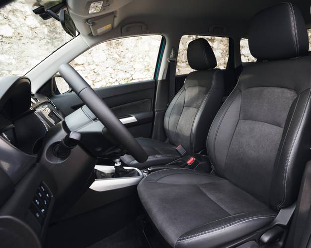 Suzuki Vitara LY 2016 front seats