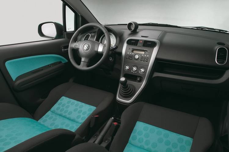 Interno di una Suzuki Splash 2008