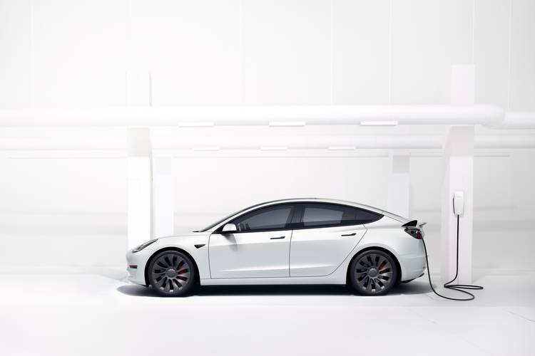 Tesla Model 3 2021 ricarica