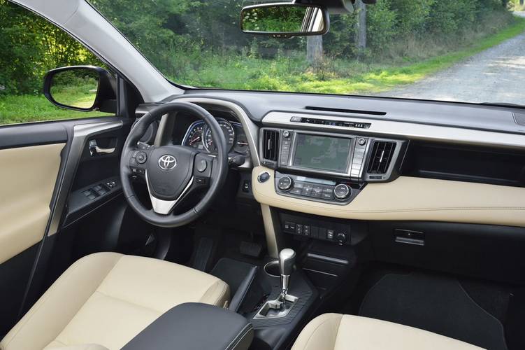 Interno di una Toyota RAV4 XA40 2013