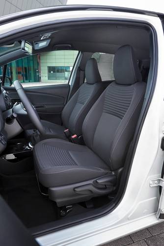 Toyota Yaris XP130 facelift 2017 přední sedadla