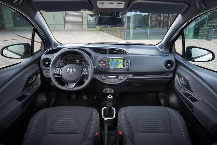 Interno di una Toyota Yaris XP130 facelift 2017