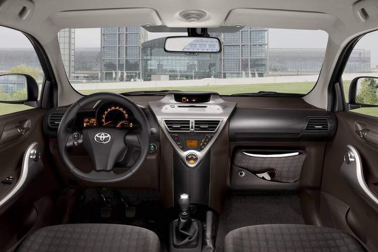 Interno di una Toyota IQ 2008