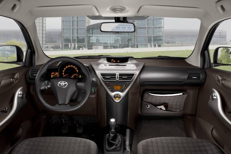 Toyota IQ 2008 wnętrze