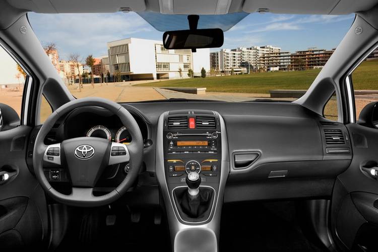 Interno di una Toyota Auris E150 facelift 2010