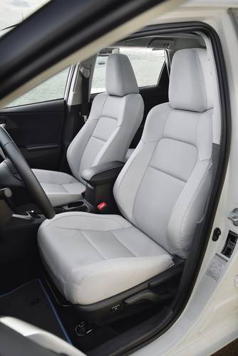 Toyota Auris E180 2013 přední sedadla