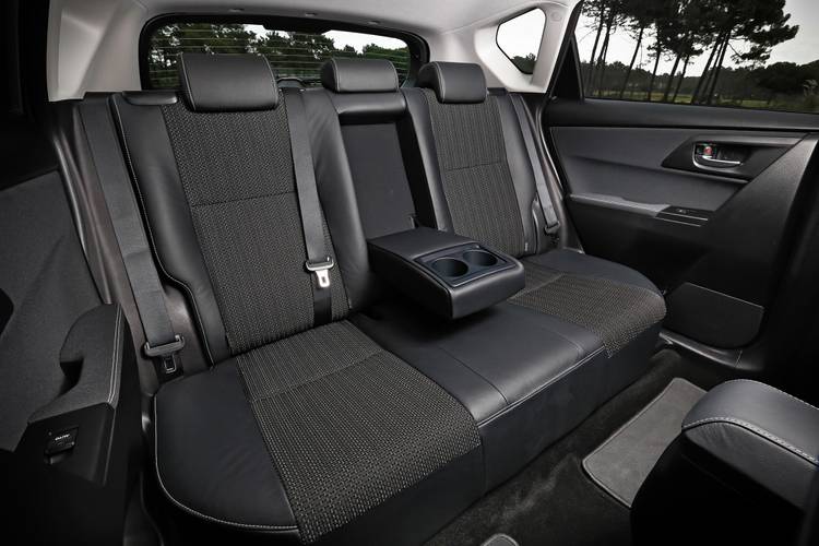 Toyota Auris E180 2013 asientos traseros