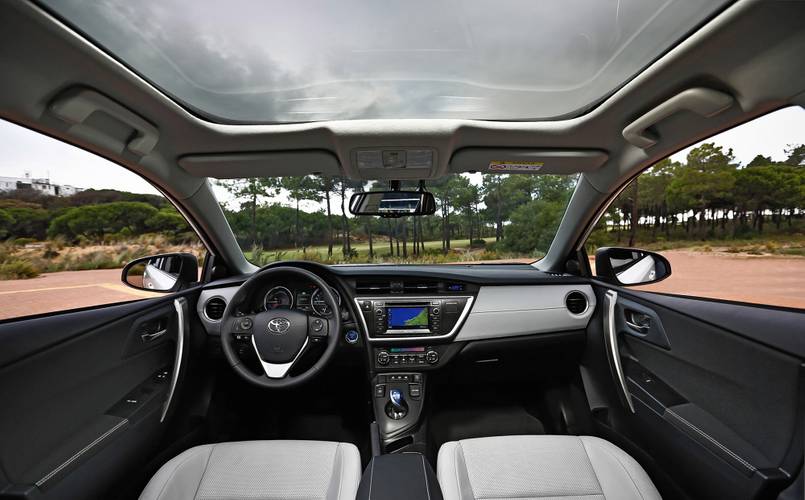 Interno di una Toyota Auris E180 Hybrid 2013