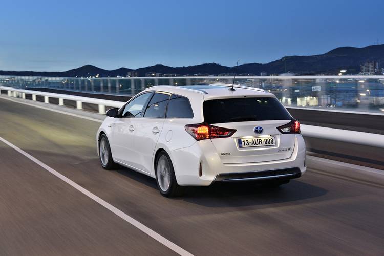 Toyota Auris E180 Hybrid Touring Sports 2014 station wagon