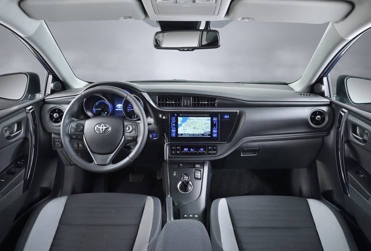 Interno di una Toyota Auris E180 Touring Sports facelift 2016