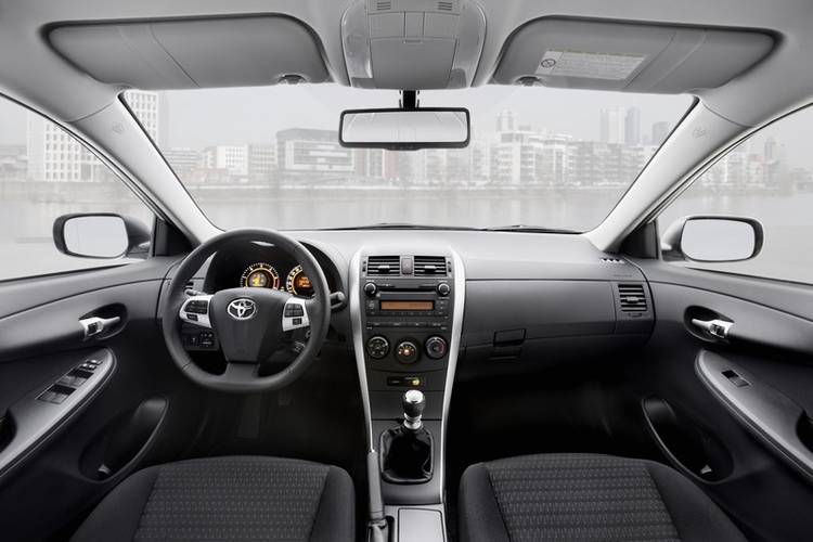 Interno di una Toyota Corolla E150 facelift 2010 2011 2012