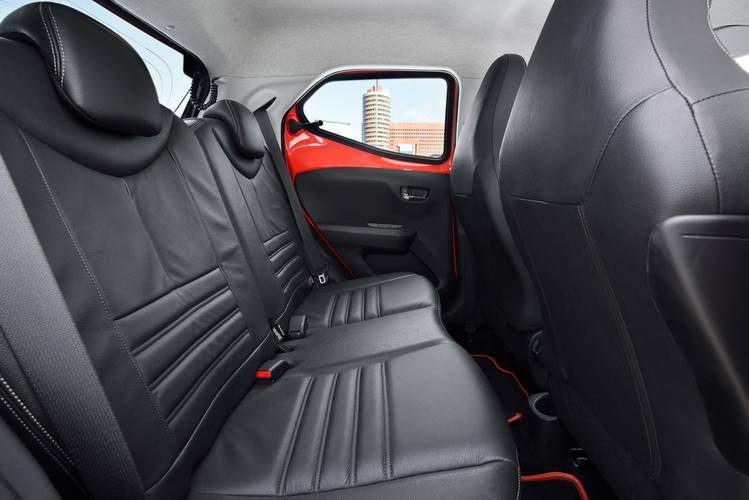 Toyota Aygo AB40 2016 zadní sedadla