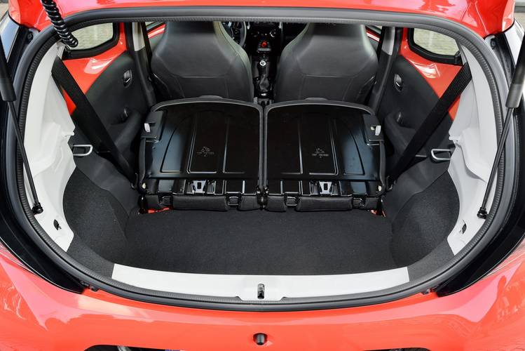 Toyota Aygo AB40 2015 plegados los asientos traseros