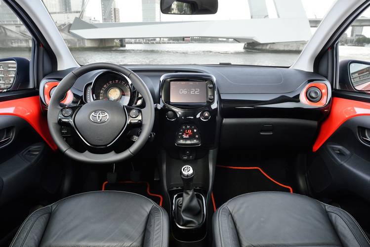 Toyota Aygo AB40 2014 wnętrze