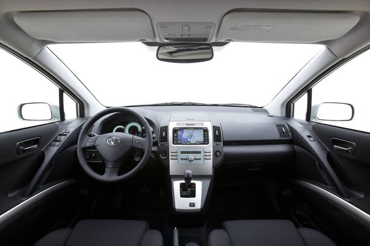 Interno di una Toyota Corolla Verso AR10 facelift 2007