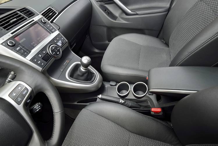 Toyota Verso AR20 facelift 2014 přední sedadla