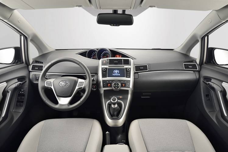 Toyota Verso AR20 facelift 2013 interior