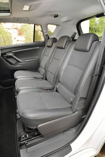 Toyota Verso AR20 facelift 2014 rear seats