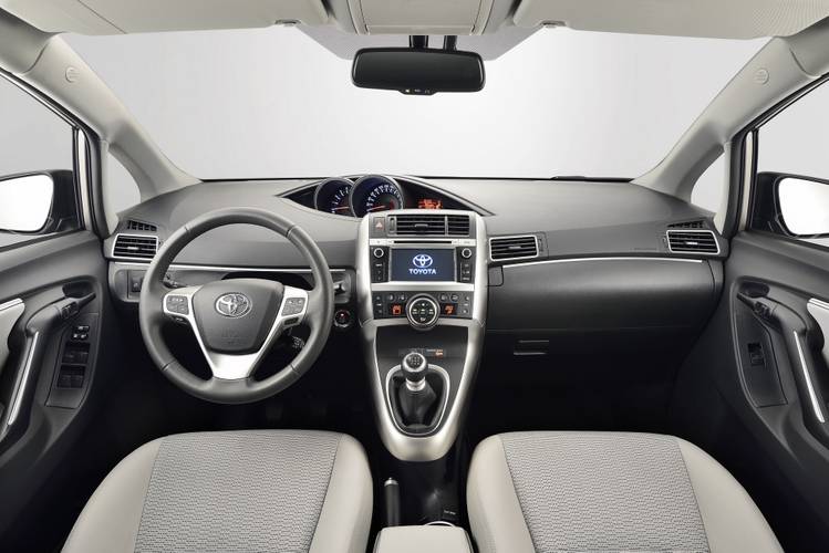 Interno di una Toyota Verso AR20 facelift 2013