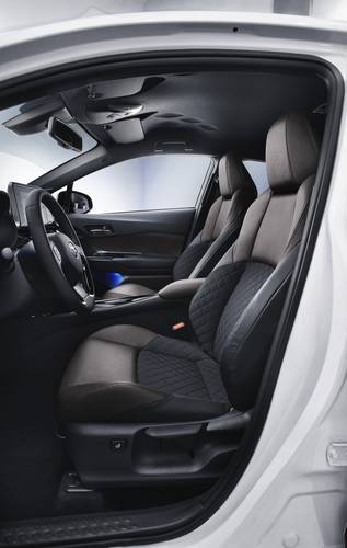 Toyota C-HR AX10 2017 front seats