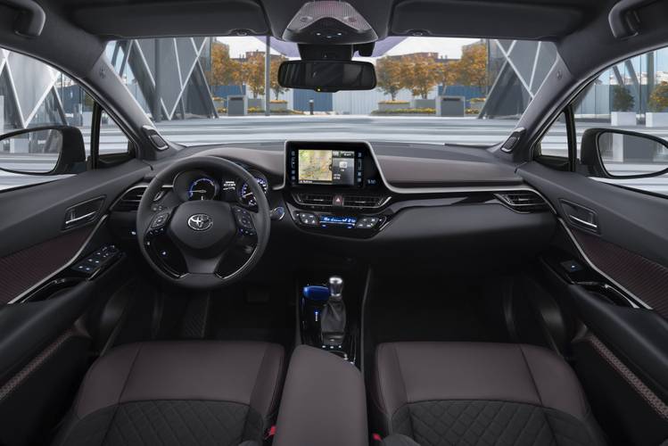 Interno di una Toyota C-HR AX10 2016