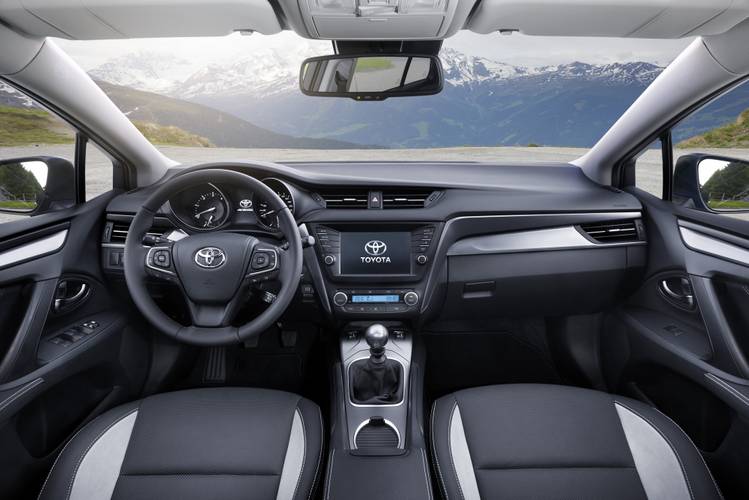 Toyota Avensis T270 facelift 2015 interiér