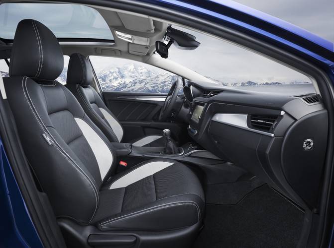 Toyota Avensis T270 facelift 2016 přední sedadla