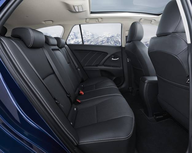 Toyota Avensis T270 facelift 2017 asientos traseros