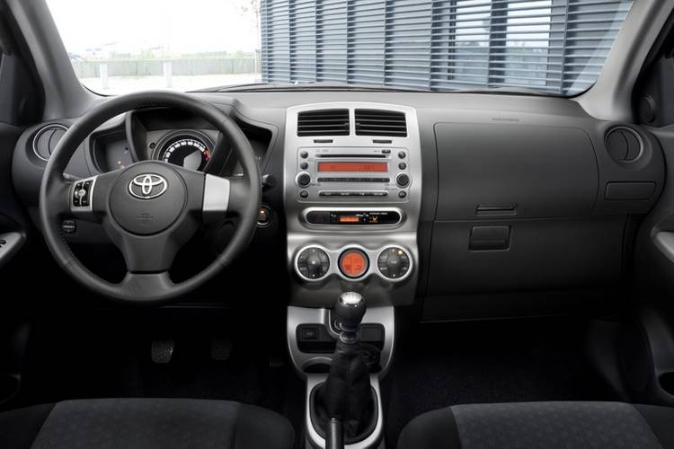 Interno di una Toyota Urban Cruiser XP110