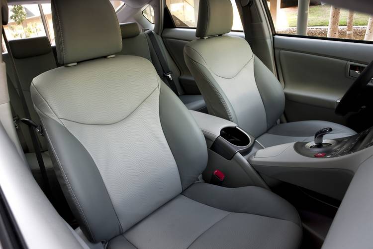 Toyota Prius XW30 facelift 2013 front seats