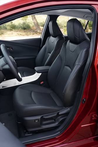 Toyota Prius XW50 2016 přední sedadla
