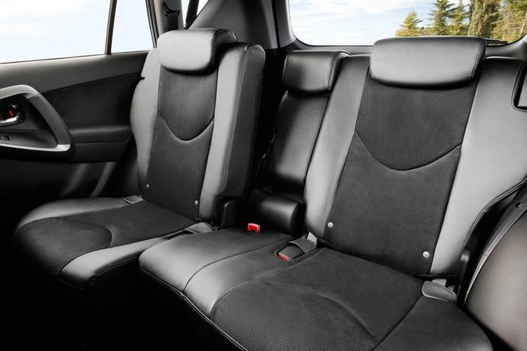 Toyota RAV4 XA30 facelift 2011 rear seats