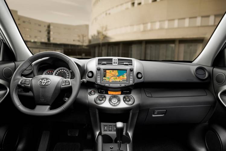 Interno di una Toyota RAV4 XA30 facelift 2010